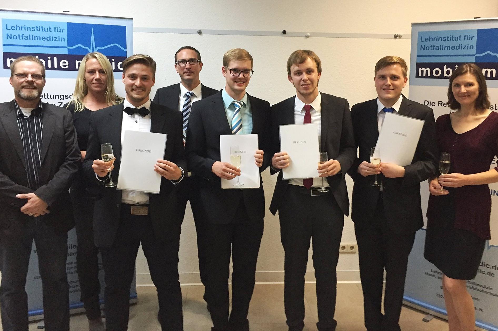 Die ersten Notfallsanitäter schließen die dreijährige Ausbildung ab