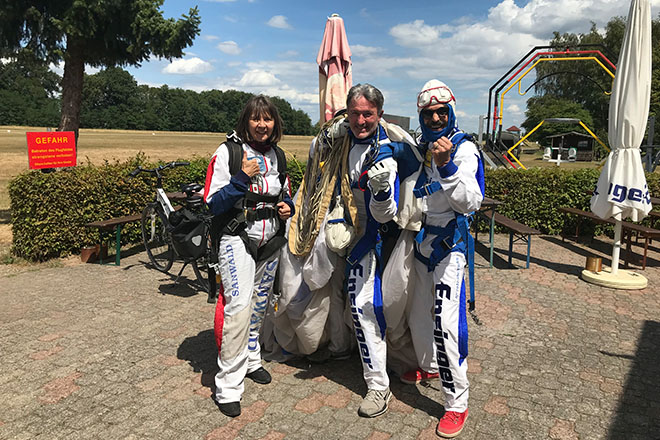 Rotkreuzbotschafter Klaus Renz (Mitte) und Konventionsbeauftragter Christian B. Schad (rechts) nach Fallschirmsprung aus 4000 Metern Höhe