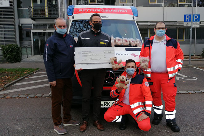 Das DRK Stuttgart freut sich über 50 neue Trösteteddys, gestiftet durch das Unternehmen KAISER+KRAFT.