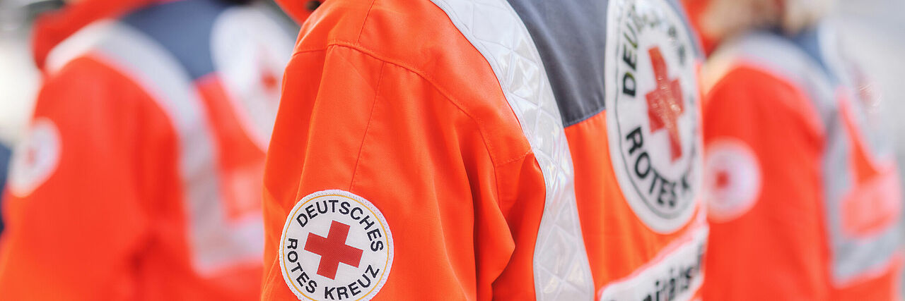 Das Foto zeigt Sanitäter in Einsatzjacken