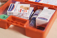Das Foto zeigt einen offenen Erste-Hilfe-Kasten
