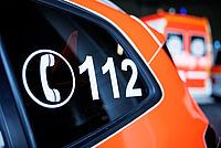 Das Foto zeigt ein Auto mit der Aufschrift "112"