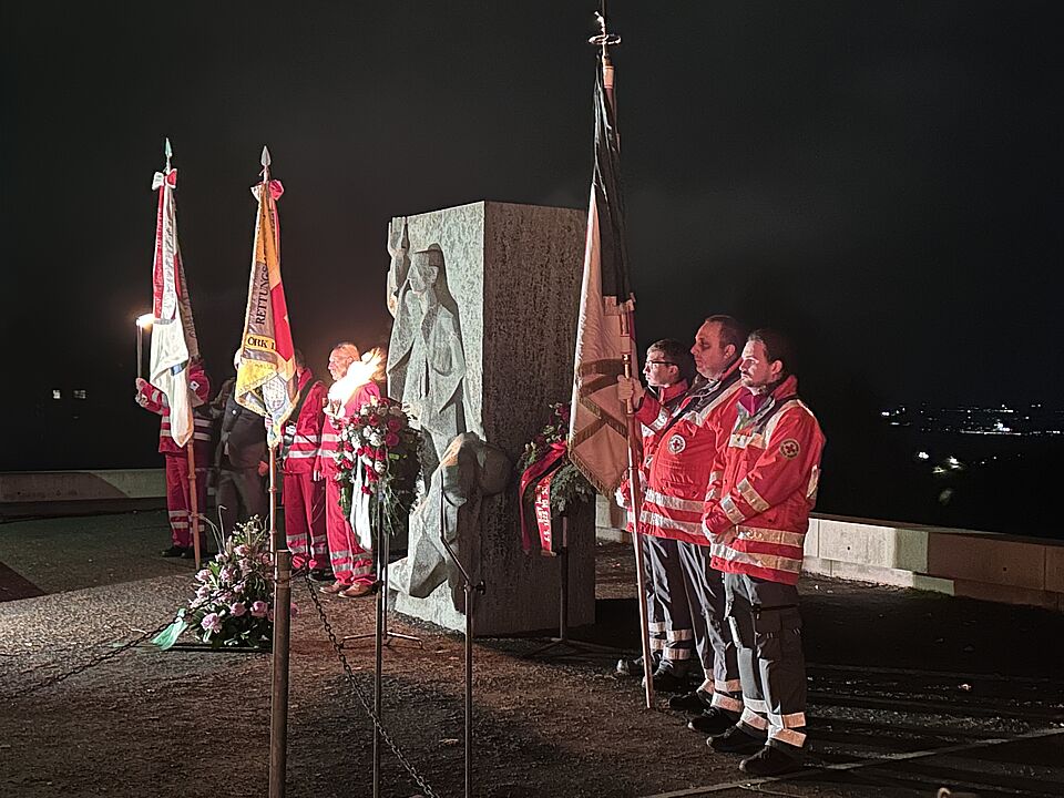 Feierliche Versammlung vor dem Henry-Dunant-Denkmal in Heiden