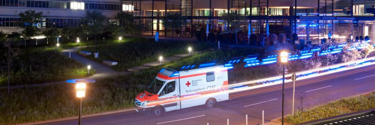 Das Foto zeigt einen Rettungswagen des DRK Stuttgart vor dem Robert-Bosch-Krankenhaus