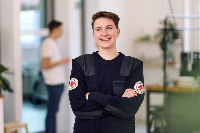 Das Foto zeigt eine motivierte Mitarbeiterin des DRK im Büro