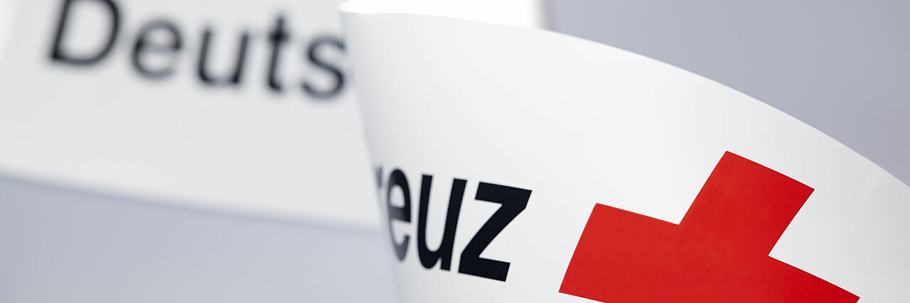 Das Foto zeigt einen DRK-Banner