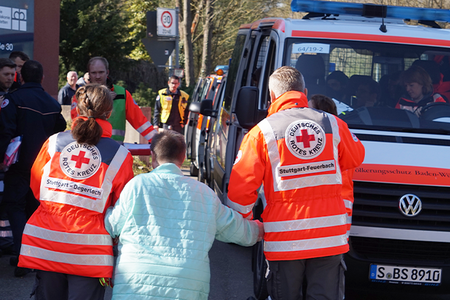 Das Foto zeigt 2 DRK Helfer bei der Evakuierung