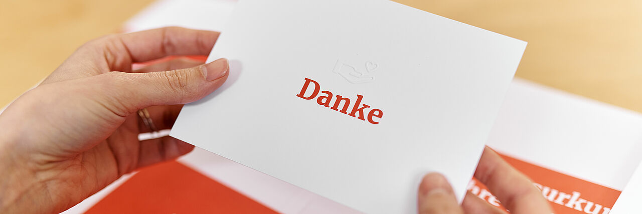 Das Foto zeigt eine Karte mit der Aufschrift "Danke"