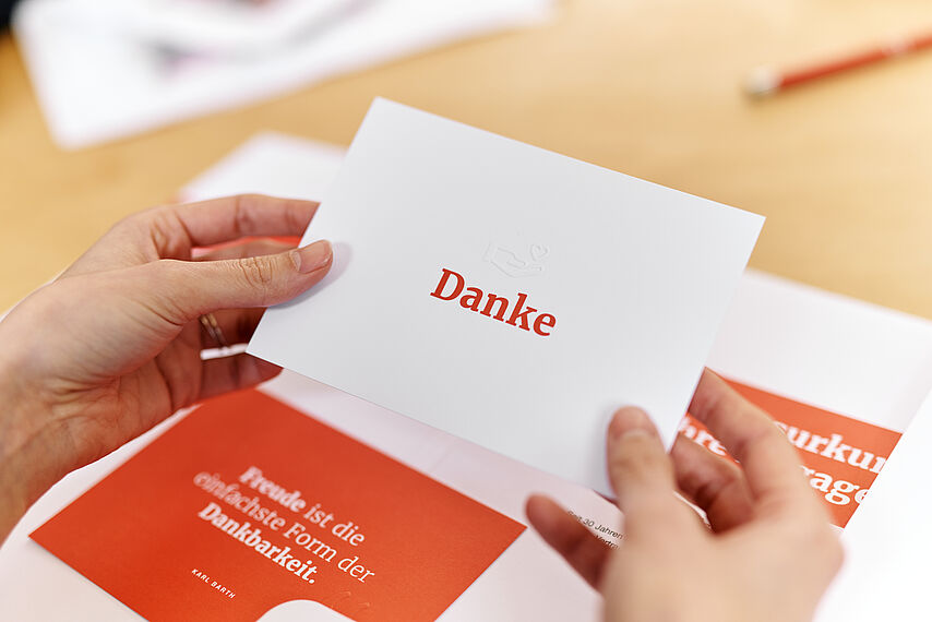 Das Foto zeigt eine Karte mit der Aufschrift "Danke"