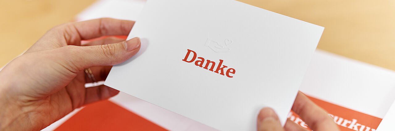 Das Foto zeigt eine Karte mit der Aufschrift "Danke"