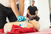 Das Foto zeigt ein Reanimationstraining
