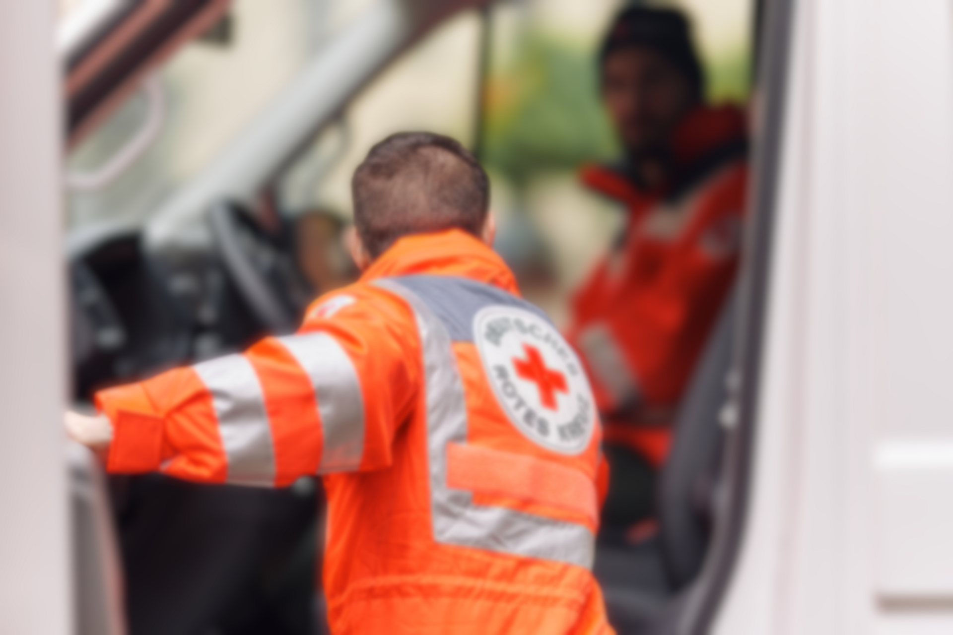Das Foto zeigt einen Sanitäter im Rettungswagen