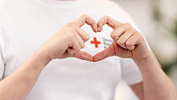 Das Foto zeigt zwei Hände, die ein Herz formen.