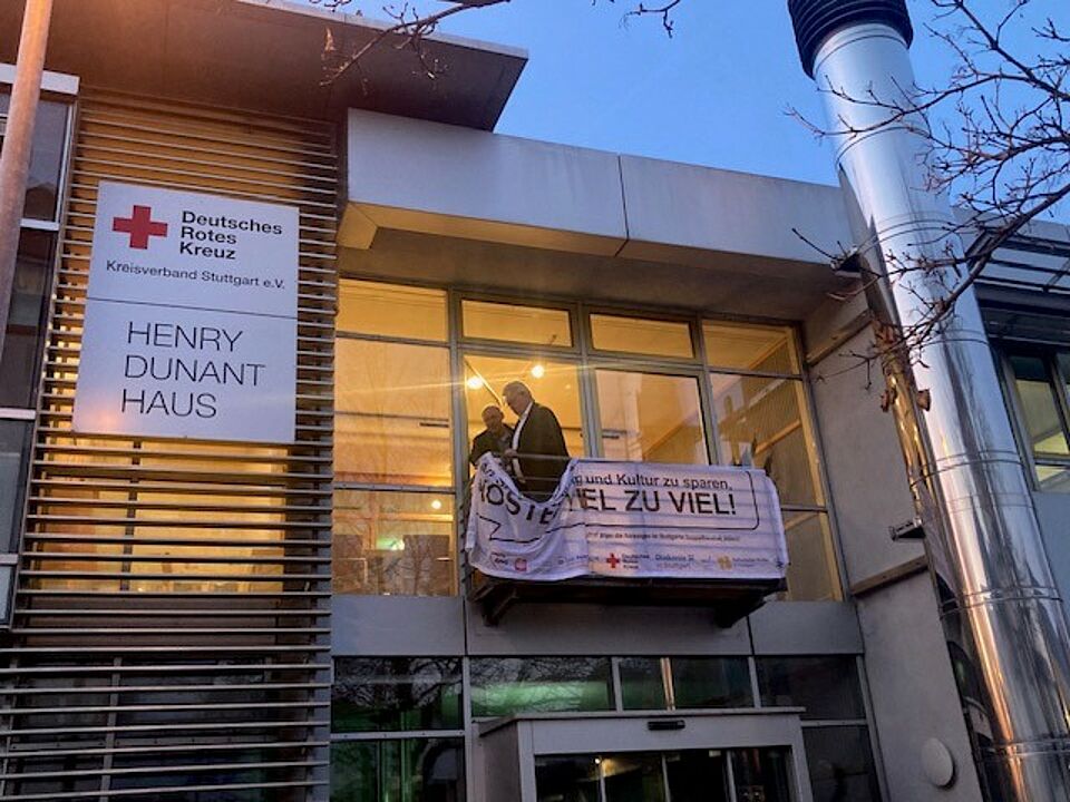 Anbringen des Banners gegen Kürzungen