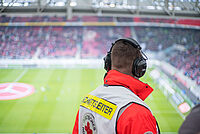 Das Foto zeigt einen DRK Helfer im Stuttgarter Fußballstadion