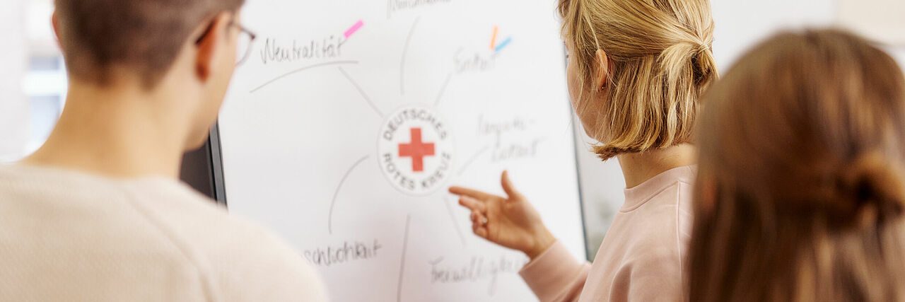 Das Foto zeigt 3 Personen, die an einem Kurs teilnehmen.