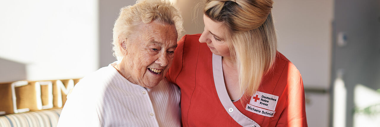 Das Foto zeigt eine Auszubildende mit einer älteren Dame im Pflegeheim