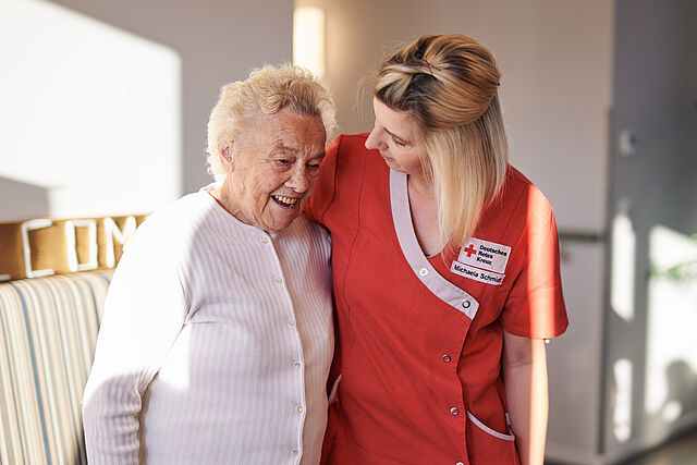 Das Foto zeigt eine Auszubildende mit einer älteren Dame im Pflegeheim